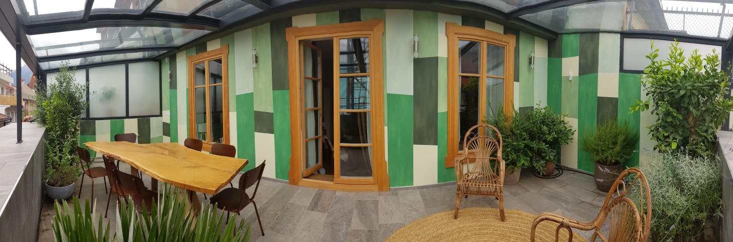 Decorazione murale geometrica dipinta a mano in una terrazza privata.