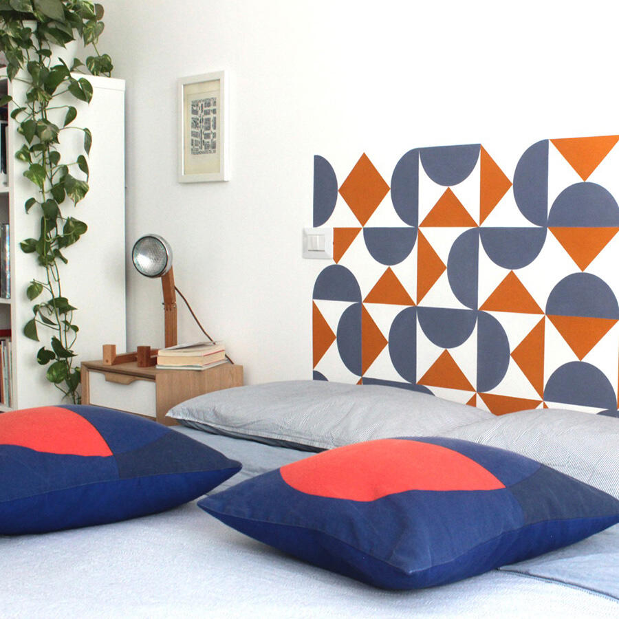testata di un letto per abitazione privata decorata a mano su parete con motivo geometrico