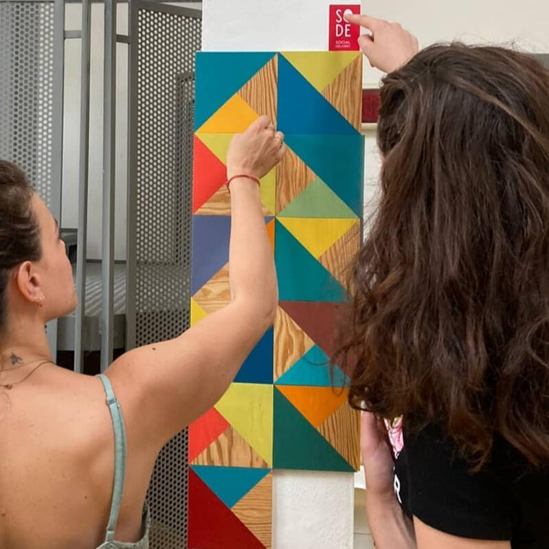 decorazione a mano su mattonelle di legno wooden tiles