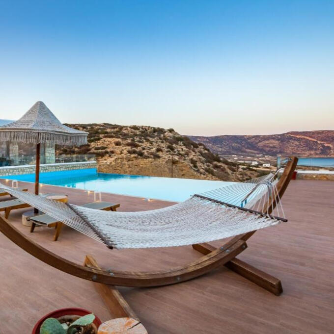 decorazione di pannelli in legno per le ville del complesso Sohie Wellness Suites a Karpathos in Grecia