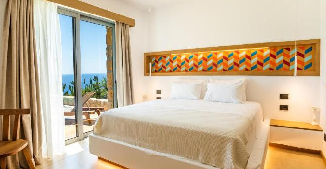 decorazione di pannelli in legno per le ville del complesso Sohie Wellness Suites a Karpathos in Grecia